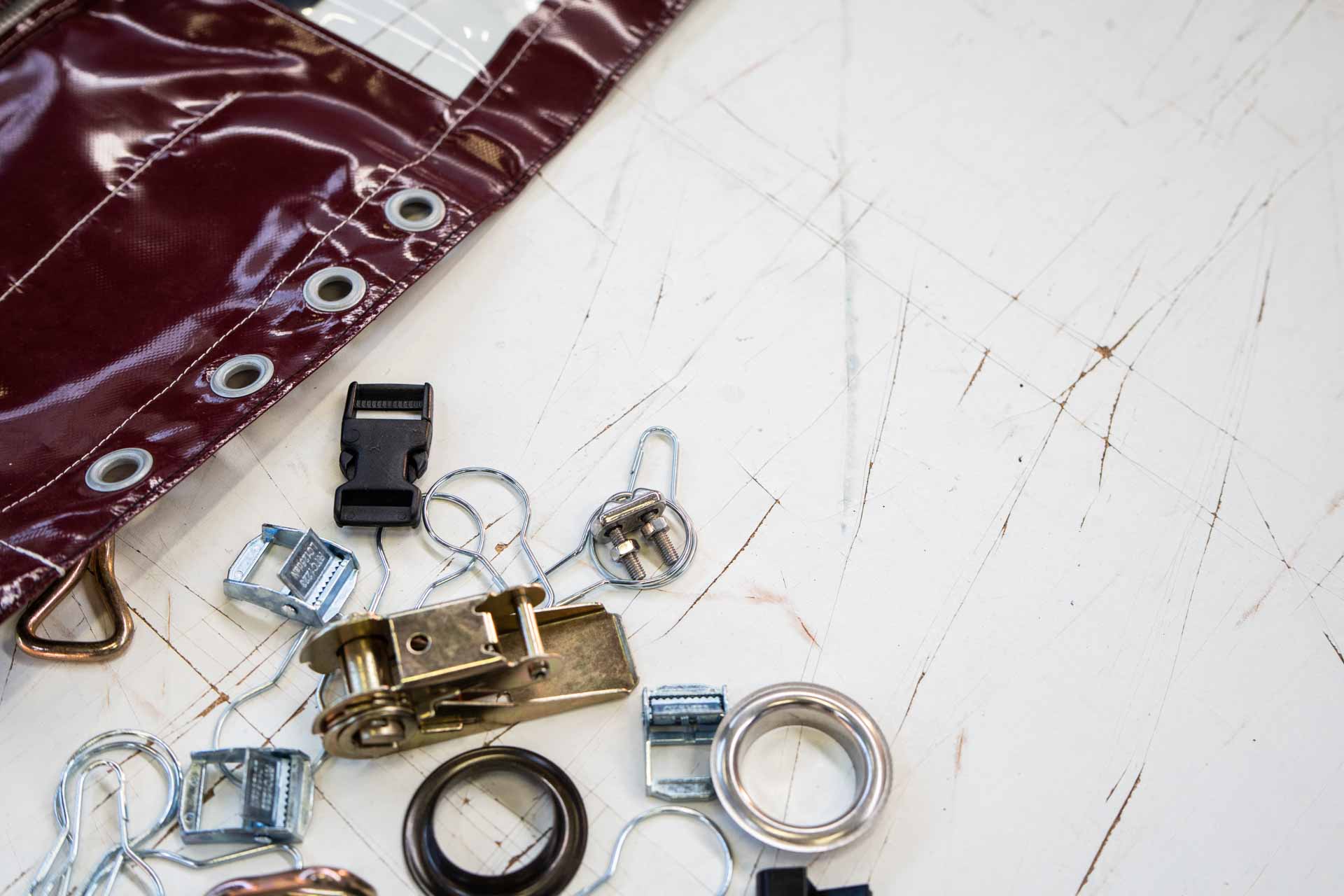 Fixation de bâche : éviter l’arrachement et l’usure