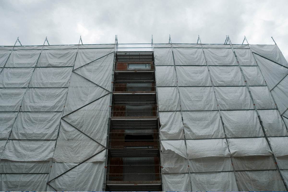 Bâche d’échafaudage : dimensions, usages et erreurs à éviter